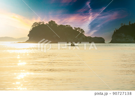 夕陽の鴨池海岸 90727138