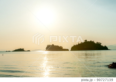 夕陽の鴨池海岸 90727139
