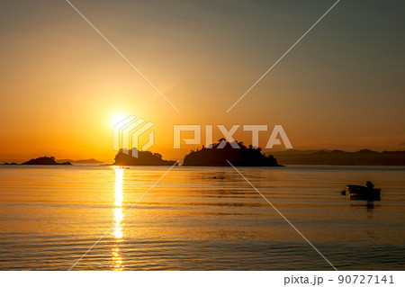 夕陽の鴨池海岸 90727141