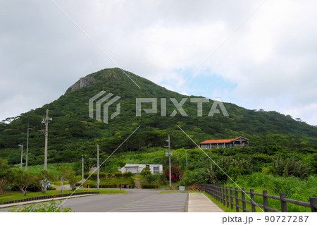 石垣島　玉取埼展望台から金武岳を望む 90727287