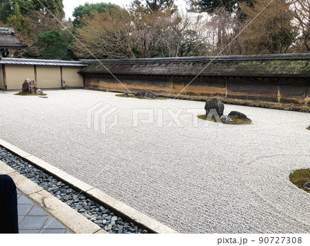 京都北山の竜安寺の方丈庭園 京都北山の竜安寺の方丈庭園 90727308