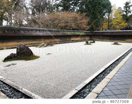 京都北山の竜安寺の方丈庭園 京都北山の竜安寺の方丈庭園 90727309