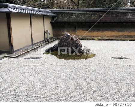京都北山の竜安寺の方丈庭園 90727310