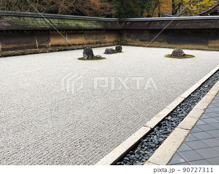 京都北山の竜安寺の方丈庭園 90727311