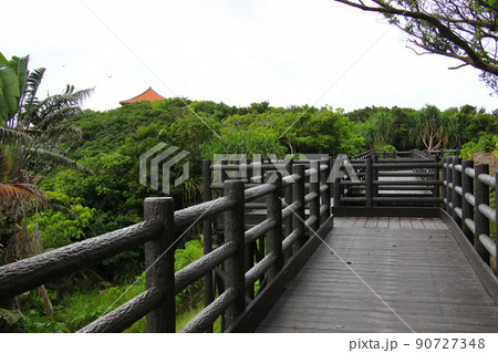 石垣島 玉取埼展望台に向かう通路 石垣島 玉取埼展望台に向かう通路 90727348