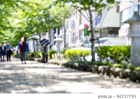 並木歩道を歩く人々　ボケ　背景素材 90727791