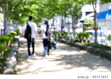 並木歩道を歩く人々 ボケ 背景素材 並木歩道を歩く人々 ボケ 背景素材 90727837
