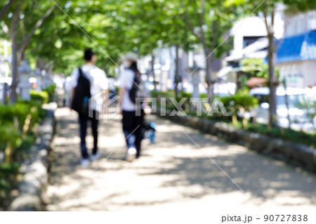 並木歩道を歩く人々 ボケ 背景素材 並木歩道を歩く人々 ボケ 背景素材 90727838