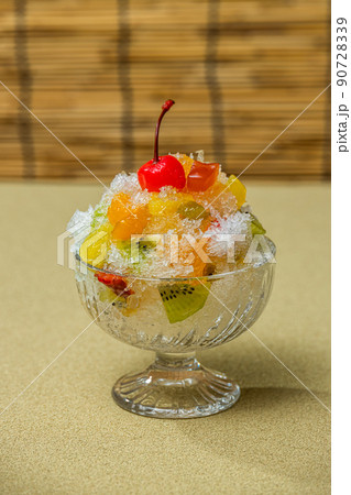 かき氷　asian  type of epidemic shaved ice 90728339