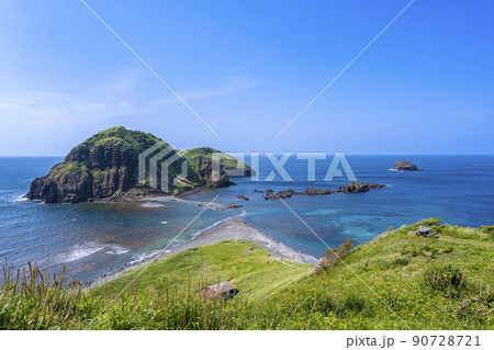 絶景スポット新潟県佐渡市の　二ツ亀海水浴場 90728721