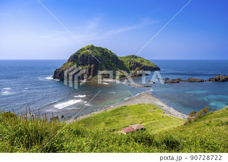 絶景スポット新潟県佐渡市の　二ツ亀海水浴場 90728722