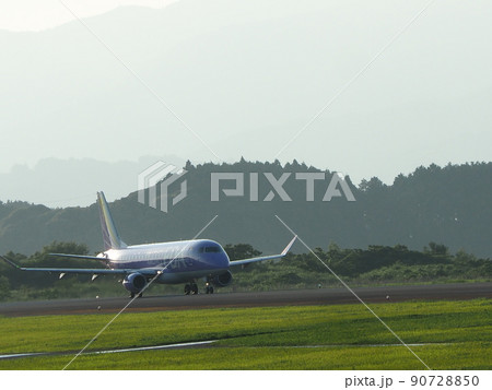 離陸前の飛行機 90728850