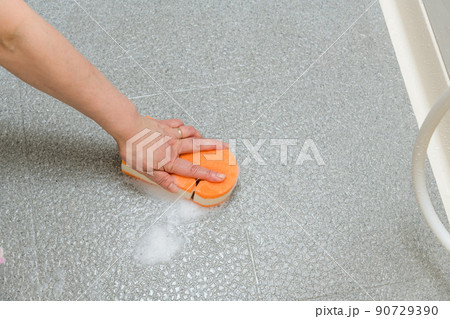 【浴室のカラリ床掃除をするミドル主婦　泡有り】 90729390