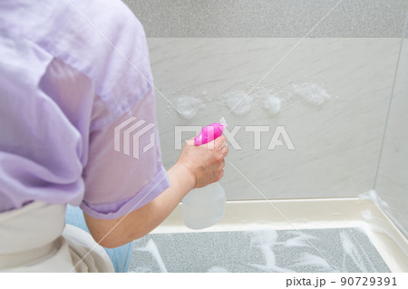 【浴室のカラリ床掃除をするミドル主婦　泡有り】 90729391