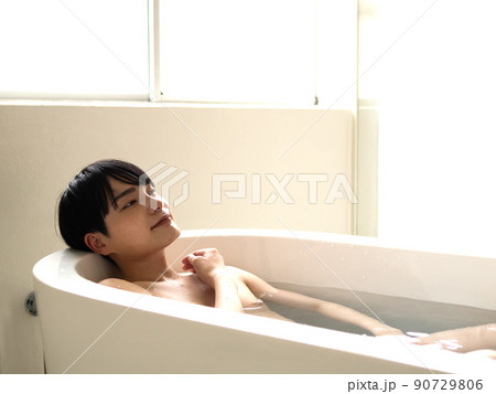 お風呂でリラックスする男性 90729806