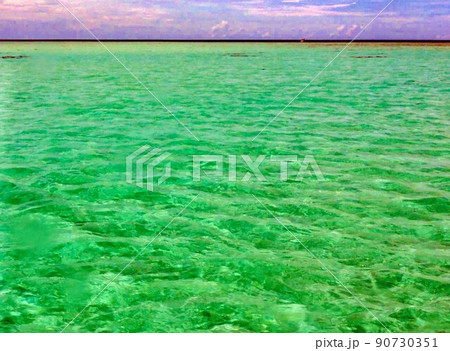 【宮古島】八重干瀬の緑が広がる海 【宮古島】八重干瀬の緑が広がる海 90730351