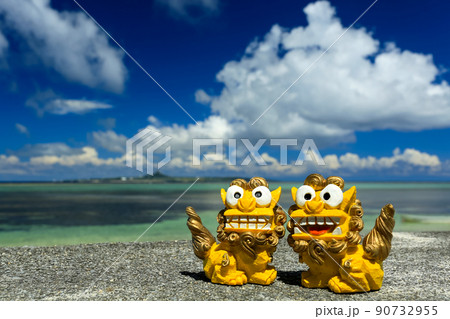 沖縄の青い海とシーサー 90732955