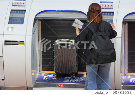自動手荷物預け機　出発　空港　旅行 90733652