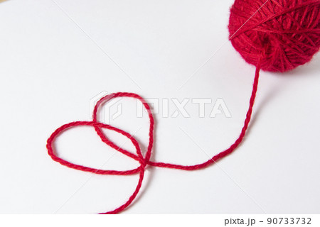 ハートの形をした赤い毛糸 90733732