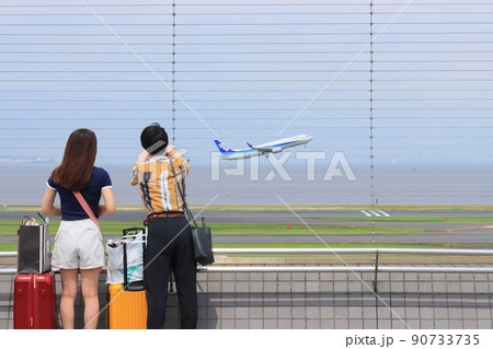 滑走路を眺める女性 観光客 羽田空港 滑走路を眺める女性 観光客 羽田空港 90733735