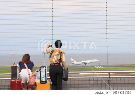 滑走路を眺める女性　観光客　羽田空港 90733736