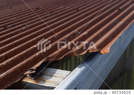 赤茶色に錆びた波トタン 90734029