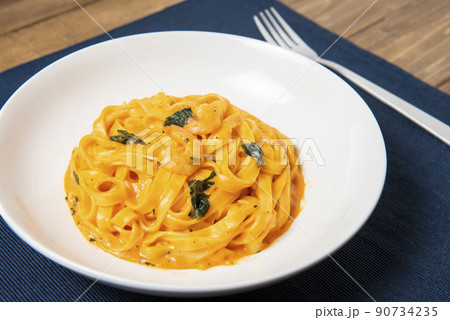 海老とほうれん草のトマトクリームパスタ 90734235