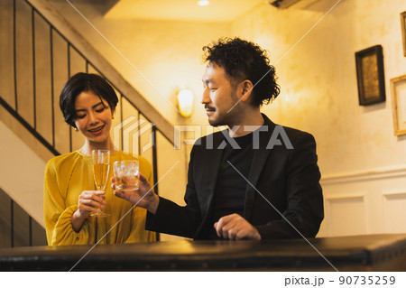 バーでお酒を楽しむカップル バーでお酒を楽しむカップル 90735259