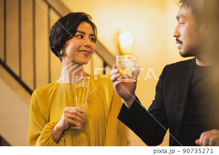 バーでお酒を楽しむカップル 90735271