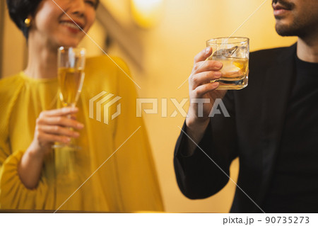 バーでお酒を楽しむカップル 90735273