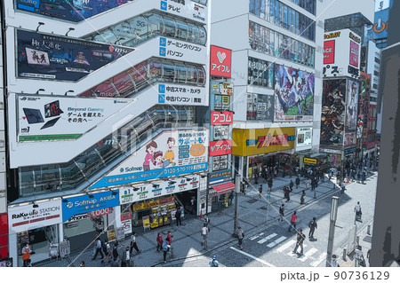 休日の秋葉原でショッピングを楽しむ人々のイラスト 90736129