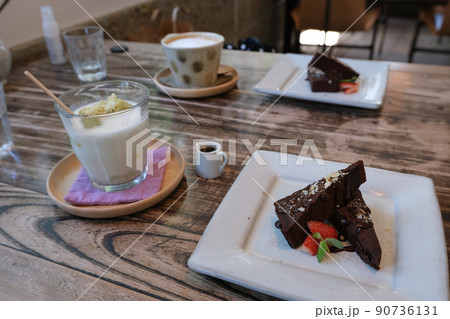 カフェのスイーツ ガトーショコラとドリンク カフェのスイーツ ガトーショコラとドリンク 90736131