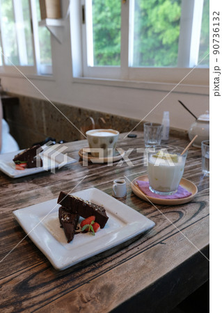 緑の見えるカフェ スイーツ ガトーショコラとドリンク 90736132