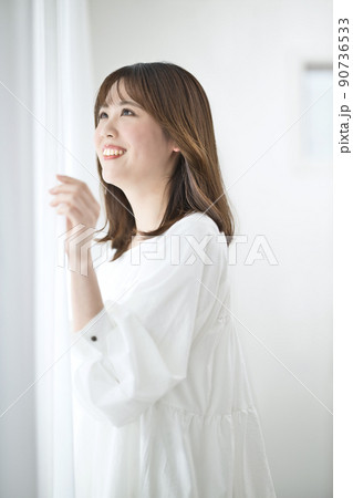 若い女性　美白　笑顔　ビューティ 90736533