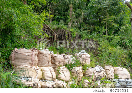 崖崩れ補修の現場 90736551