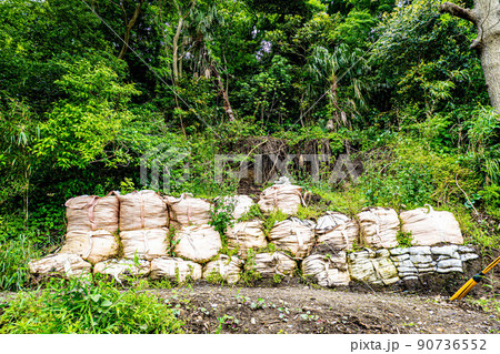 崖崩れ補修の現場 90736552