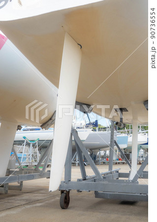 葉山マリーナのヤードにあるヨットの船底 90736554