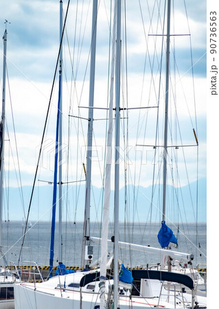 葉山マリーナのヤードにあるヨットの光景 90736563