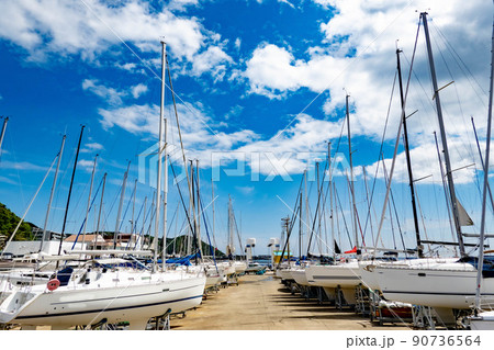 葉山マリーナのヤードにあるヨットの光景 90736564