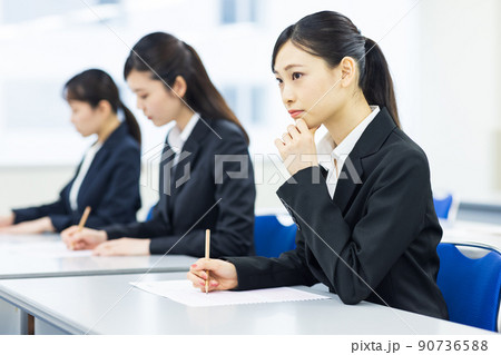 試験を受けるスーツの女性 試験を受けるスーツの女性 90736588