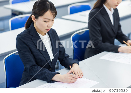 試験を受けるスーツの女性 90736589