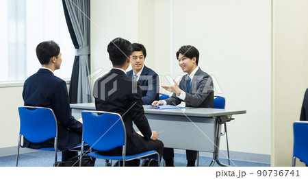 企業説明会に参加する学生 企業説明会に参加する学生 90736741