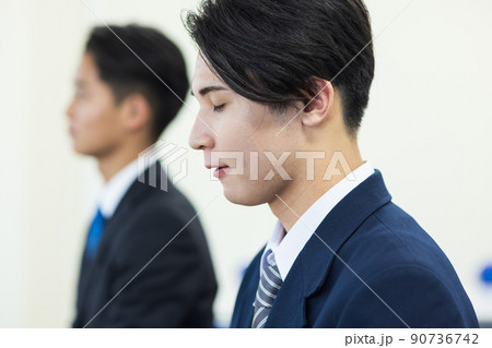 企業説明会に参加する学生 企業説明会に参加する学生 90736742