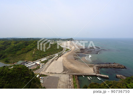福島県いわき市の塩屋崎灯台からの景色（薄磯海水浴場方面） 90736750