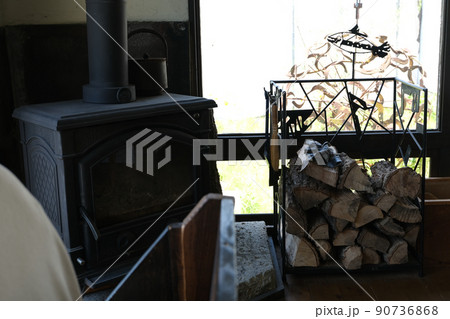 暖炉と薪 90736868