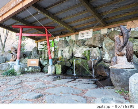 立岩水源の水汲み口　熊本県阿蘇郡南小国町満願寺 90736899