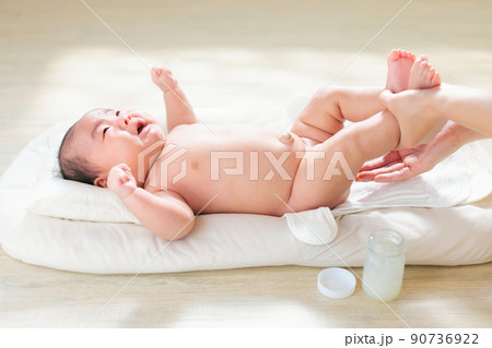 泣いている赤ちゃんのお尻に保湿剤を塗る　おむつかぶれ　おむつ皮膚炎　対策　生後2ヶ月 90736922