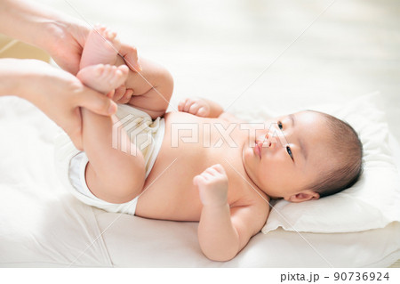 赤ちゃんとの親子遊び　ふれあい遊び　室内遊び　運動遊び　スキンシップ　足の運動　 90736924