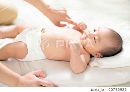 ママの指を握る赤ちゃん 親子のふれあい 手遊び ふれあい遊び 把握反射 生後1ヶ月 ママの指を握る赤ちゃん 親子のふれあい 手遊び ふれあい遊び 把握反射 生後1ヶ月 90736925