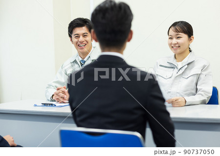 企業説明会に参加する学生 企業説明会に参加する学生 90737050